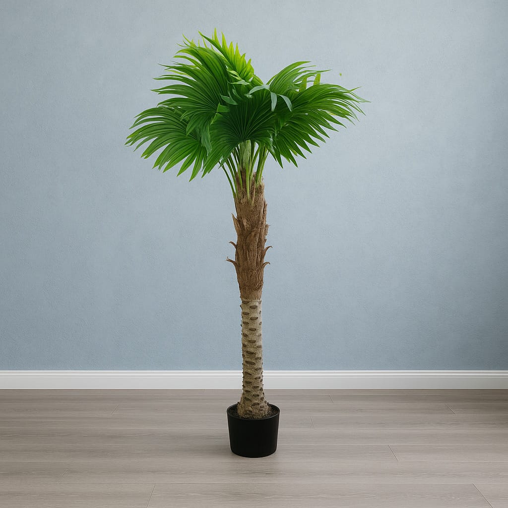 Künstliche Palme mit schwarzem Topf in einem Aufstellbeispiel mit blauer Wand