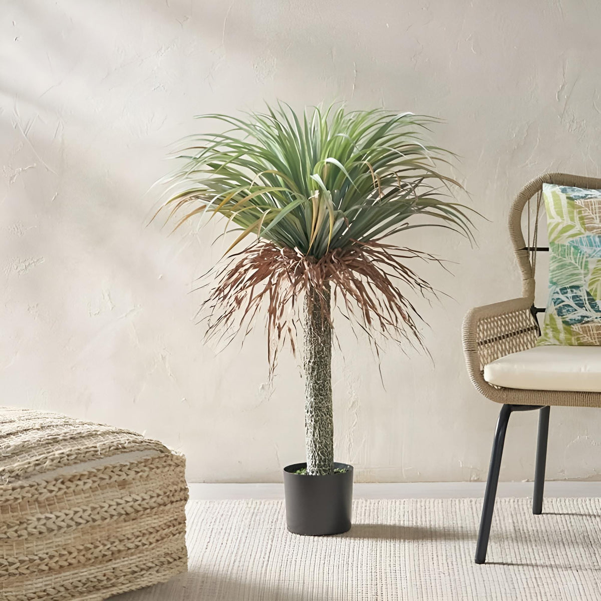 Künstliche Palme mit schwarzem Topf in einem Beispielszimmer