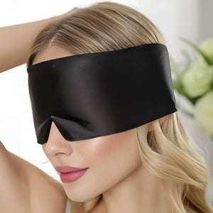 Schwarze Schlafmaske mit Klettverschluss in einem Anwendungsbeispiel