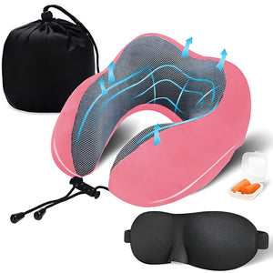 Pinkes Reisekissen mit schwarzem Beutel, schwarzer Schlafmaske und orangenen Ohrstöpseln