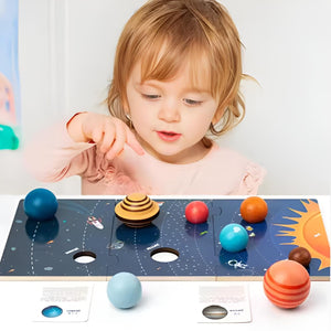 3D Planetenpuzzle mit allen Planeten im Sonnensystem in einem Anwendungsbeispiel mit einem Kind