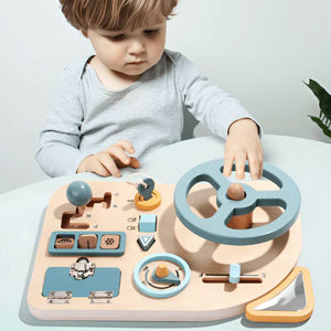 Spielzeug Lenkrad-Set mit Lenkrad, Gangschaltung, Spiegel, Geschwindigkeitsanzeige und verschiedenen Knöpfen in einem Anwendungsbeispiel mit einem Jungen