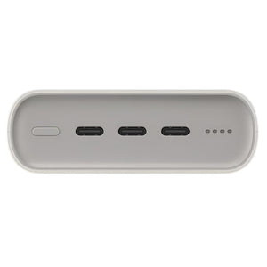 Weisse Powerbank von unten mit einem Knopf und drei USB-C Anschlüssen