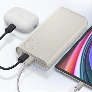 Weisse Powerbank in einem Anwendungsbeispiel mit Airpods und einem Tablet