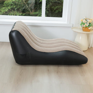 Beige-schwarzes, aufblasbares Liegesofa mit Seitentasche an der Seite