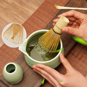 Matcha-Set mit Schale, Bambusbesen und Löffel in einem Anwendungsbeispiel