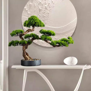 Künstlicher, japanischer Bonsai mit schwarzem Topf auf einem weissen Regal