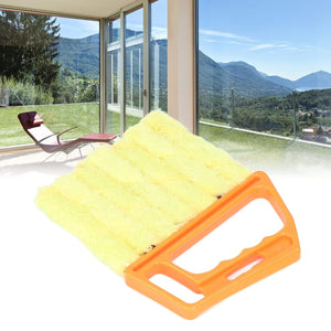 Gelbe Reinigungsbürste mit orangenem Griff und Wohnzimmer im Hintergrund