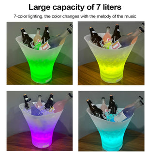 WeinkĂĽhler in Trichterform mit LED-Licht und verschiedenen Flaschen mit Eis als Inhalt