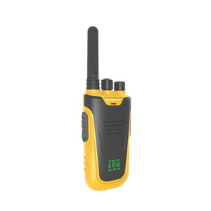 Gelb-schwarzes Walkie-Talkie mit schwarzer Antenne, schwarzen Knöpfen und grüner Batterieanzeige