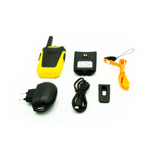 Gelb-schwarzes Walkie-Talkie mit schwarzer Antenne, schwarzen Knöpfen, Akku und Ladekabel