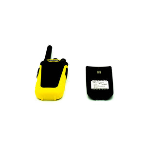 Gelb-schwarzes Walkie-Talkie mit schwarzer Antenne, schwarzen Knöpfen und einem schwarzen Akku