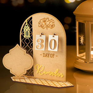 Holz Ramadan-Kalender mit Tages Anzeige neben einer brennenden Laterne