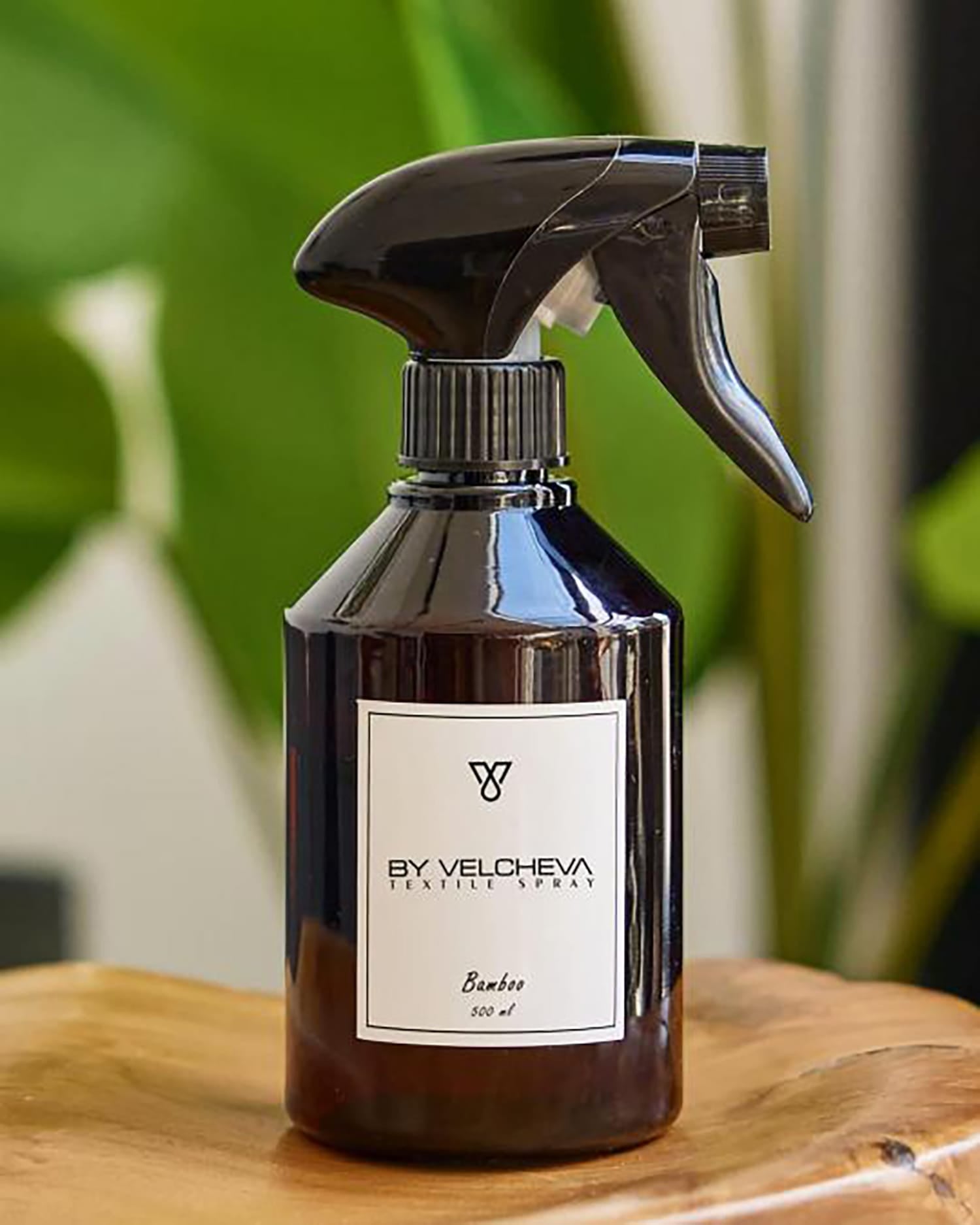 Braune Sprühflasche mit weissem Etikett