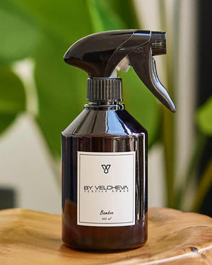 Braune Sprühflasche mit weissem Etikett