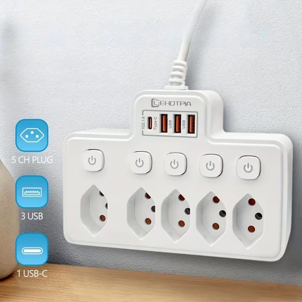 Weisse Mehrfachsteckdose mit fünf Steckdosen, drei USB-A Anschlüssen und einem USB-C Anschluss und Knöpfen um die verschiedenen Steckdosen zu aktivieren an einer weissen Wand