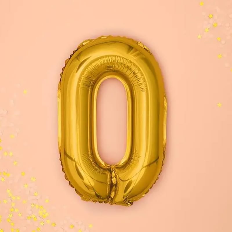 Goldener "0" Ballon auf rosa Hintergrund