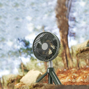 Hellgrüner Aufstellventilator mit silbernem Ständer und grüner Stütze draussen