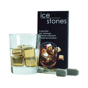 Goldene Edelstahl-Kühlsteine mit Glas und Zange vor Verpackung, ideal zum Kühlen von Getränken ohne Verwässern.
