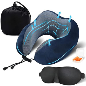 Blaues Reisekissen mit schwarzem Beutel, schwarzer Schlafmaske und orangenen Ohrstöpseln