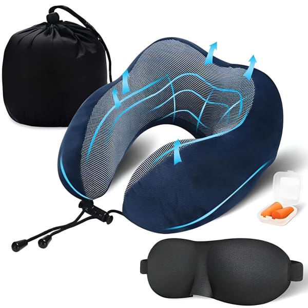 Blaues Reisekissen mit schwarzem Beutel, schwarzer Schlafmaske und orangenen Ohrstöpseln