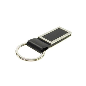 Schwarzer Schlüsselanhänger aus Leder mit silbernem Metallring und rechteckigem Metallrahmen an der Vorderseite von hinten gezeigt