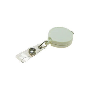 Weißer Badgehalter mit Clip auf der Rückseite und Druckknopfverschluss, ausziehbar von der Seite