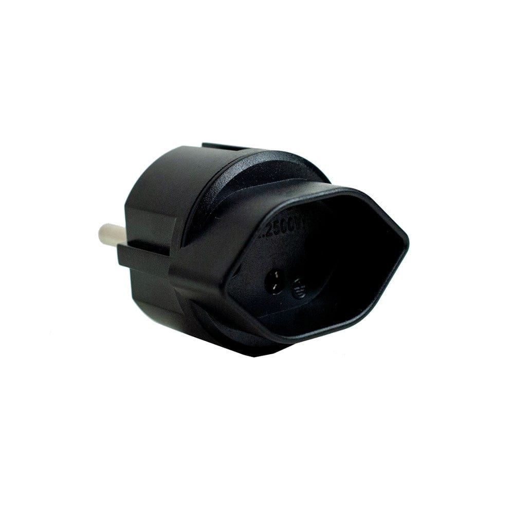 Schwarzer Steckdosen Adapter von schweizer zu deutscher Steckdose von hinten