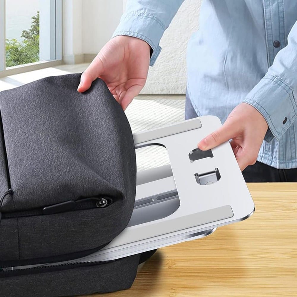 Weisser Laptop-Ständer verstaut in einem schwarzen Rucksack