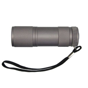 Graue Taschenlampe mit schwarzer Schnur von der Seite