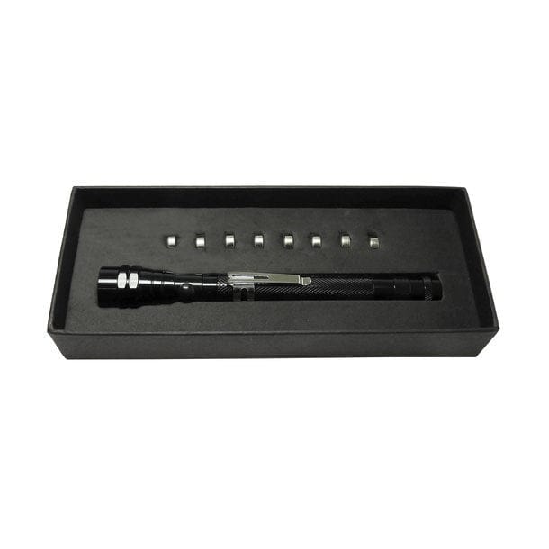 Schwarze, glänzende, ausfahrbare Taschenlampe mit silbernem Clip in schwarzer Kartonverpackung mit Batterien