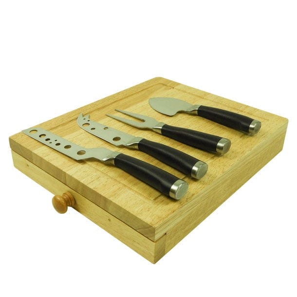 Vier Käse-Messer die auf der hölzernen Box des Sets liegen