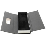 Geöffnete Geschenkbox mit grauem Innenstoff und schwarzem Platz