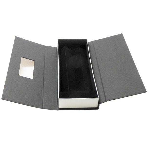 Geöffnete Geschenkbox mit grauem Innenstoff und schwarzem Platz