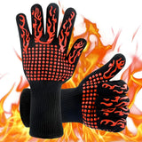 Schwarze Grillhandschuhe mit rotem Muster und Flammen im Hintergrund