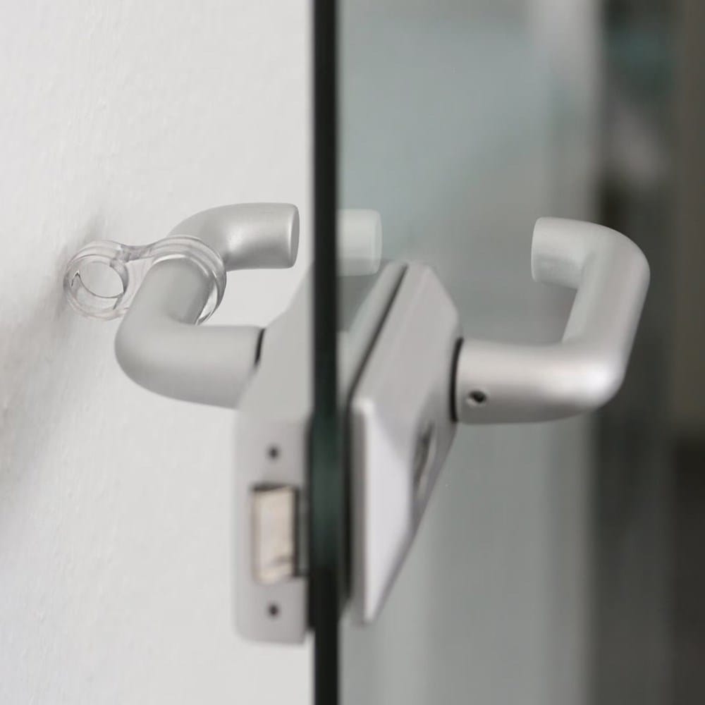 Transparenter Türklinkenpuffer in einem Anwendungsbeispiel bei einer Glastür