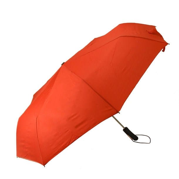 Roter Regenschirm mit schwarzem Griff und silbernen Stange