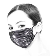 Frau die schwarze, glitzernde Gesichtsmaske trägt