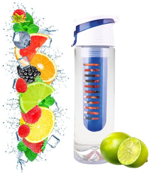 Durchsichtige Flasche mit blauem Behälter in dem Früchte sind und blauem Deckel