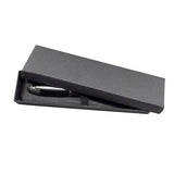 Schwarze Kartongeschenkbox mit einem silbernen Kugelschreiber darin