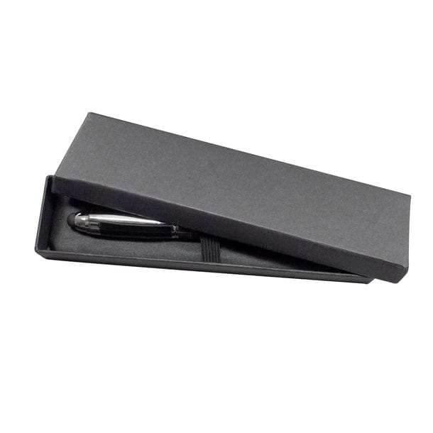 Schwarze Kartongeschenkbox mit einem silbernen Kugelschreiber darin