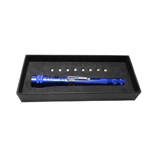 Blaue, glänzende, ausfahrbare Taschenlampe mit silbernem Clip in schwarzer Kartonverpackung mit Batterien