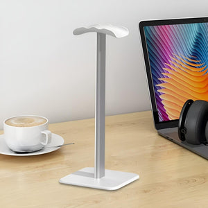 Weisser Headset-Ständer in einem Aufstellbeispiel auf einem Tisch mit Laptop und Kaffeetasse