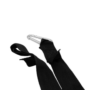 Schwarzer Spanngurt an einen silbernen Karabiner gebunden