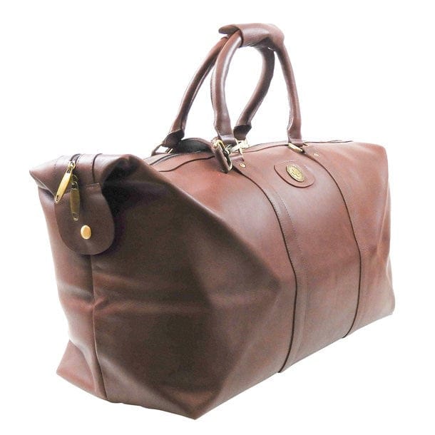Braune Lederreisetasche mit goldenen Details und einem Schultergurt von der Seite