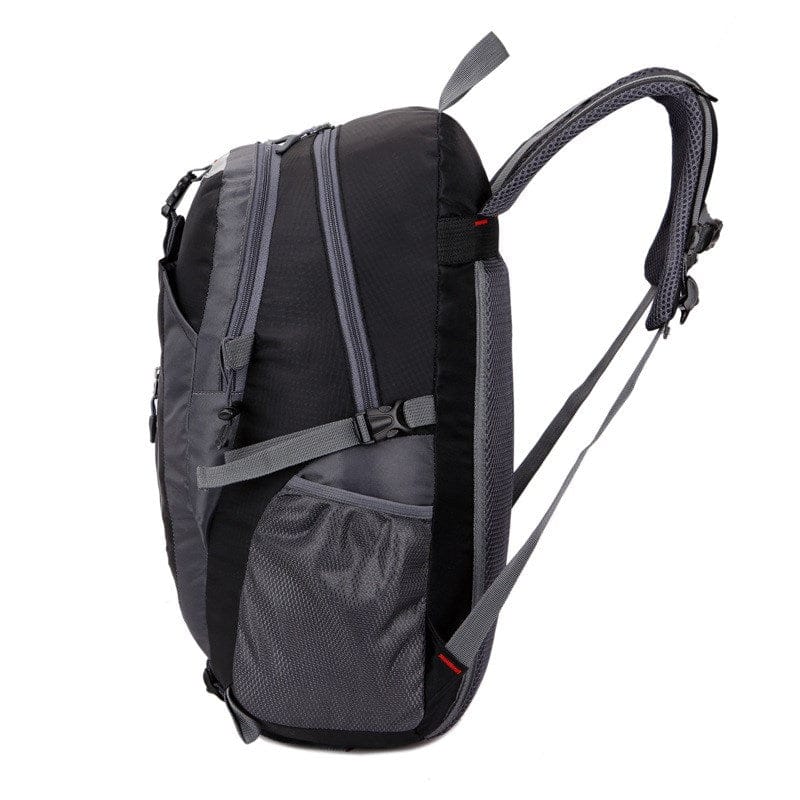 Grau-schwarzer Wanderrucksack von der Seite