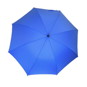 Geöffneter, blauer Regenschirm mit schwarzem Griff von vorne