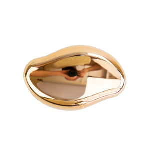 Goldener, glänzender Hornhautentferner geschlossen