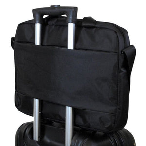 Schwarze Laptoptasche mit Schultergurt und Schweizerwappen Design an einem Reisekoffer befestigt