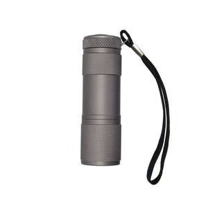 Graue Taschenlampe mit schwarzer Schnur von oben